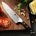 Cuchillo de chef Xinzuo de acero alemán de 8 pulgadas sobre tabla de madera con jitomate y elote.