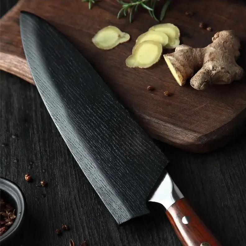 Funda magnética de madera negra Xinzuo protegiendo un cuchillo de chef sobre tabla de picar con jengibre.