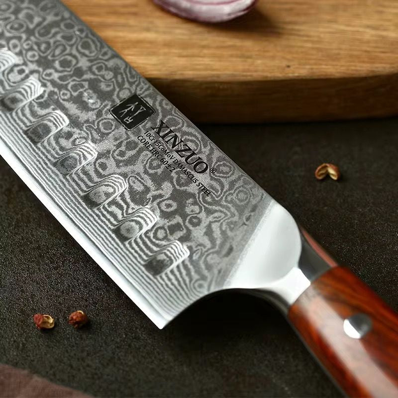 Detalle de hoja en acero de Damasco de 67 capas y mango de madera del cuchillo Santoku Xinzuo profesional.