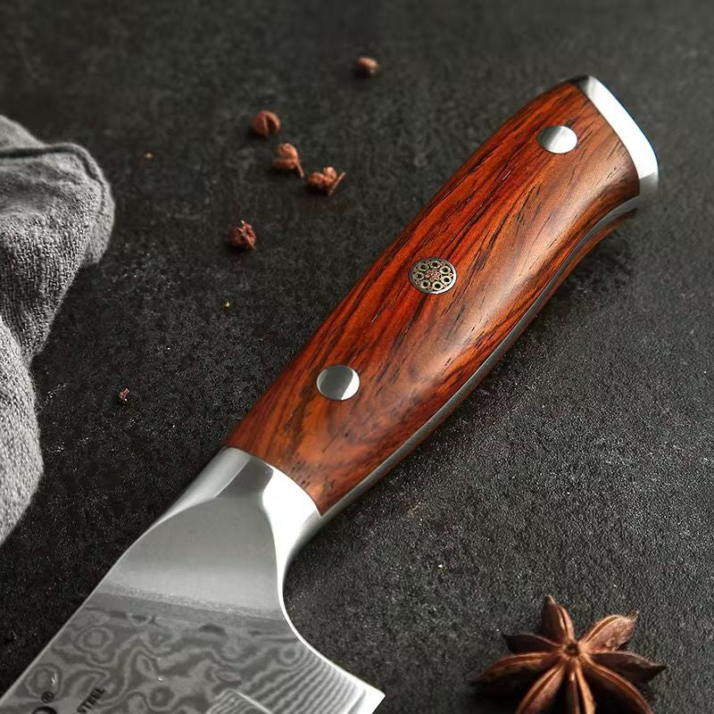 Primer plano del mango de madera de rosa y remache decorativo del cuchillo Santoku Xinzuo de acero de Damasco.