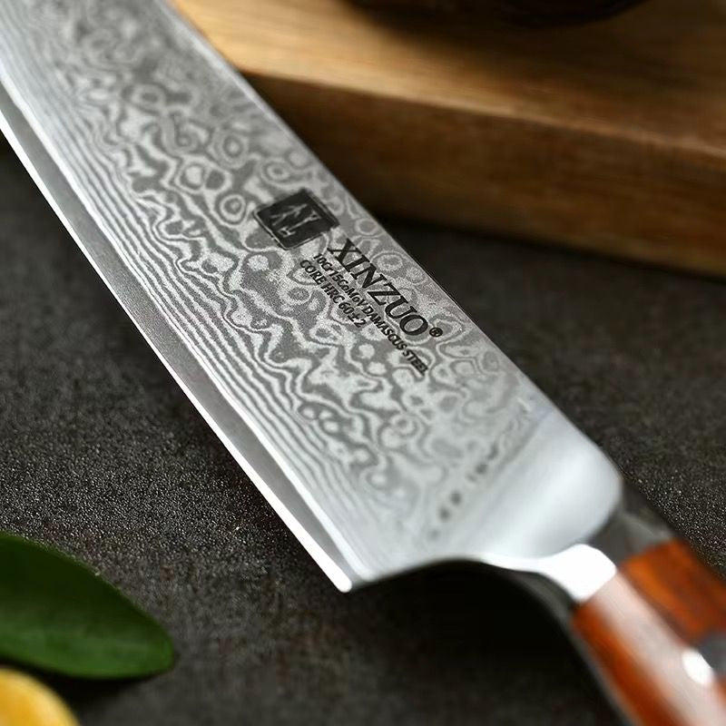 Primer plano del cuchillo chef Xinzuo en acero Damasco con patrón de 67 capas y mango de madera Rosewood.