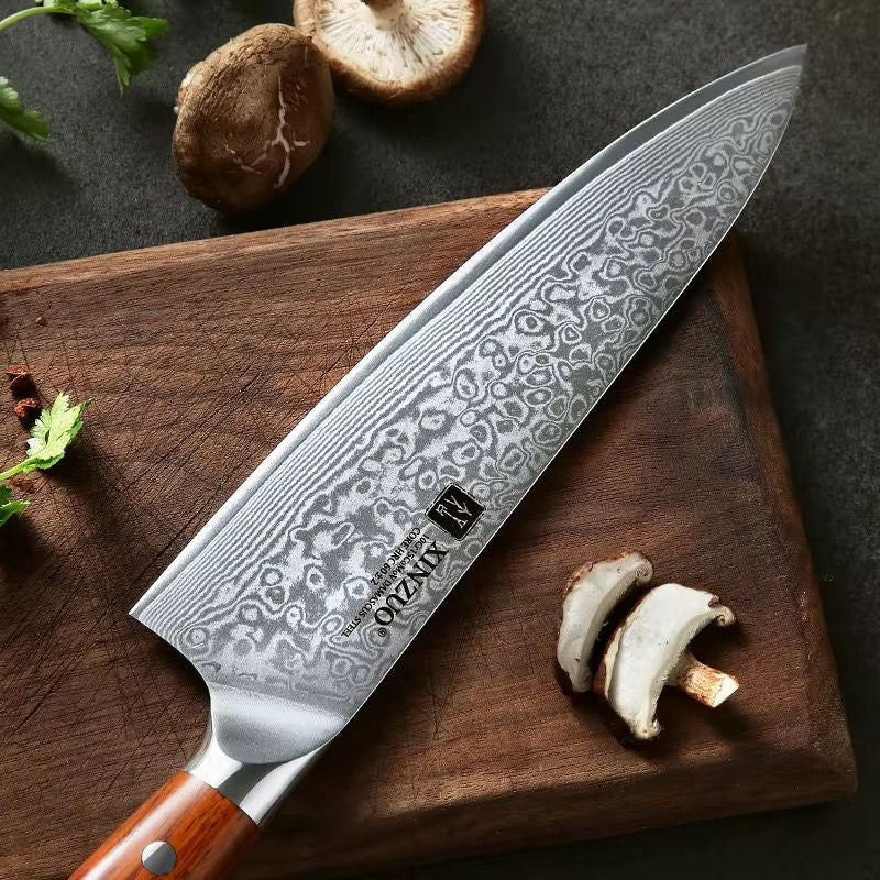 Cuchillo de chef Xinzuo en acero de Damasco sobre tabla de madera con champiñones, ideal para regalos para chefs.