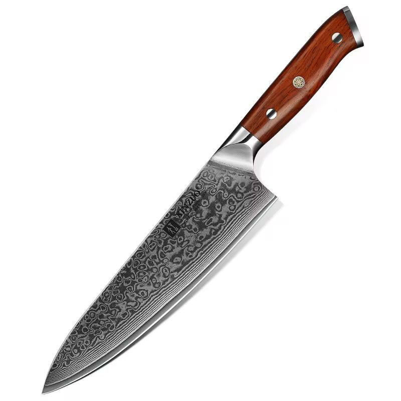 Cuchillo de chef Xinzuo en acero de Damasco con 67 capas y mango de madera de sándalo roja sobre fondo blanco.