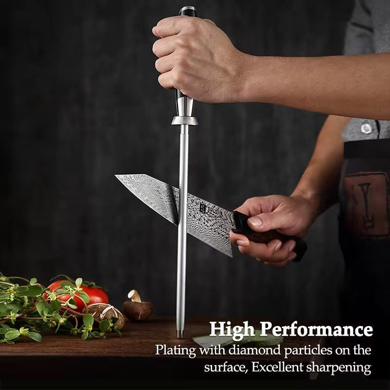 Cocinero afilando cuchillo de acero damasquino con chaira de diamante Xinzuo B21-E sobre tabla de madera.